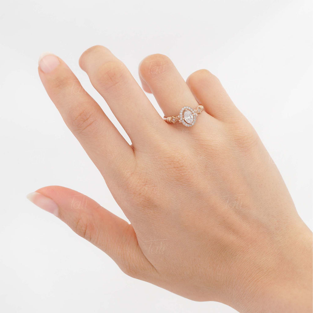 Asha Vintage Beyaz Topaz Pirlanta Altin Yuzuk Elde Duruşu Asha Vintage White Topaz Diamond Gold Ring on the hand