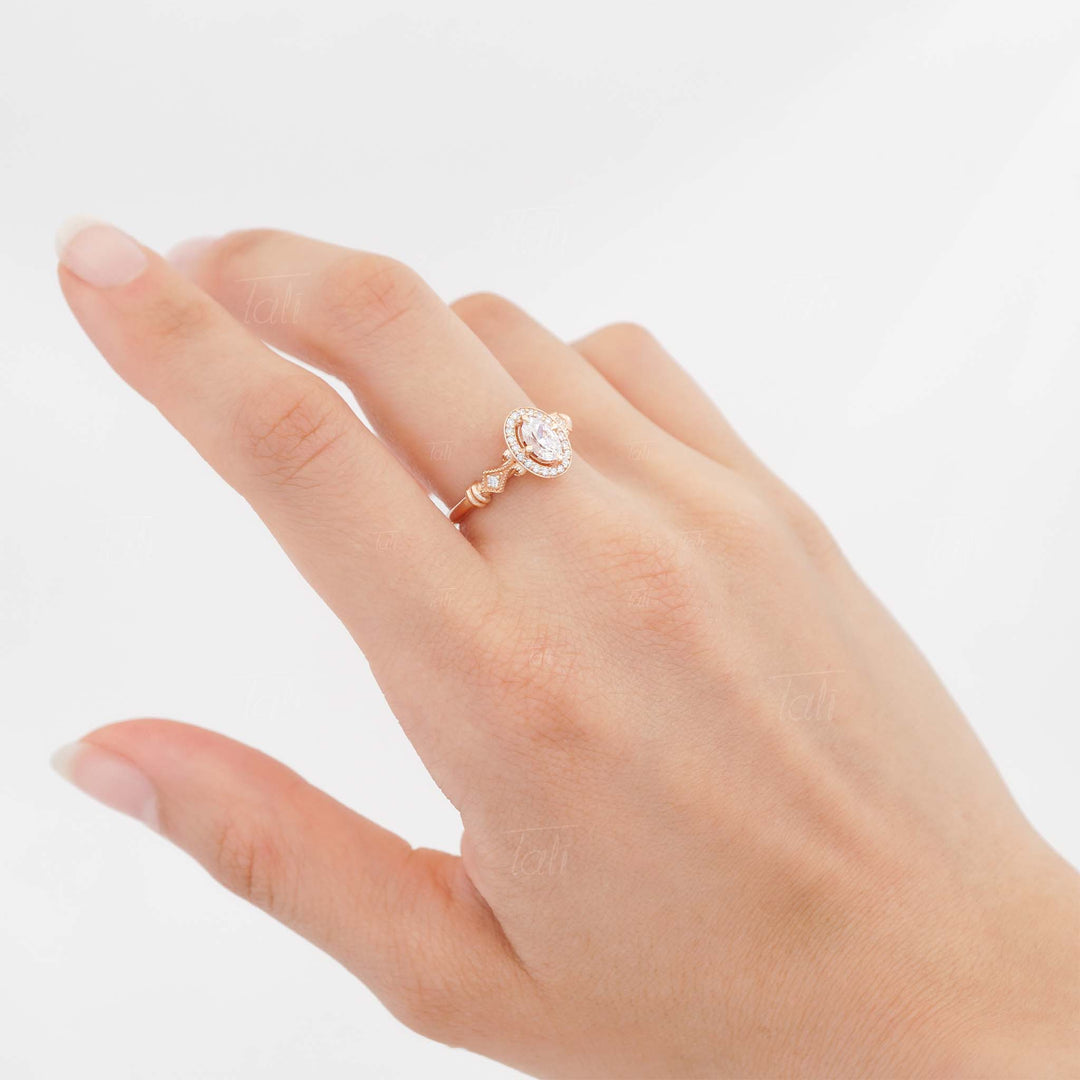 Asha Vintage Beyaz Topaz Pirlanta Altin Yuzuk Elde Duruşu Asha Vintage White Topaz Diamond Gold Ring on the hand