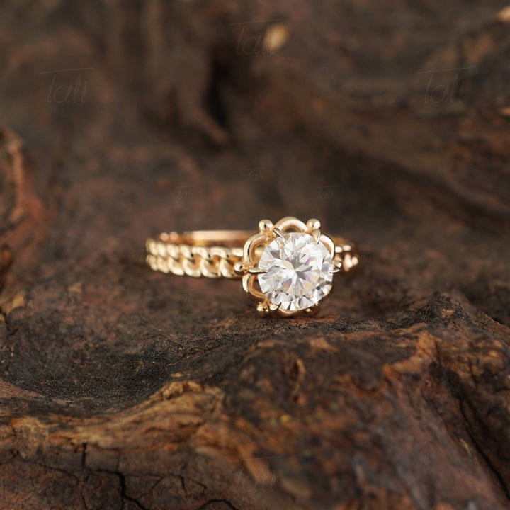 Lone Vintage White Topaz Solitaire Gold Ring, Lone Vintage White Topaz Solitaire Gold Ring  
