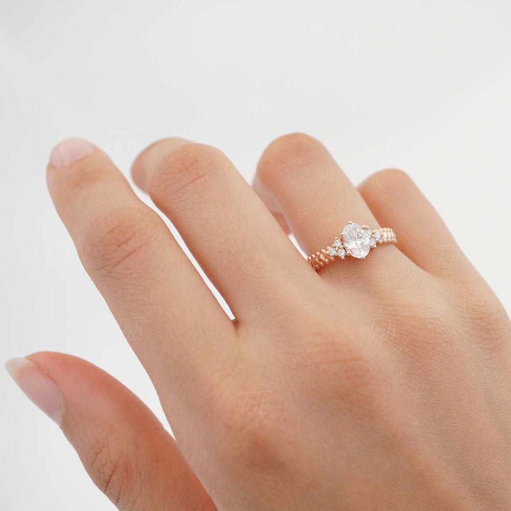 Minerva Vintage 1,0 CT Beyaz Topaz Pırlanta Altın Yüzük Parmaktaki Duruşu, Minevra vintage 1,0 CT White Topaz and Diamond Gold Ring on the Hand