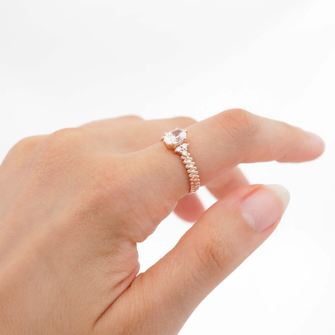 Minerva Vintage 1,0 CT Beyaz Topaz Pırlanta Altın Yüzük Parmaktaki Duruşu, Minevra vintage 1,0 CT White Topaz and Diamond Gold Ring on the Hand
