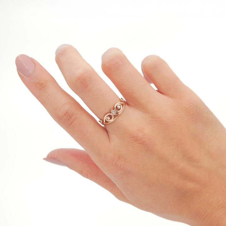 liyora vintage pırlantalı altin alyans parmakta görüntüsü liyora vintage diamond solid gold wedding band on hand